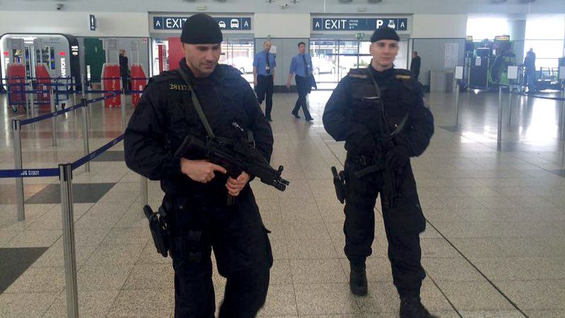 Policie eskortovala z Latinské Ameriky do Česka dva muže, vyhýbali se vězení